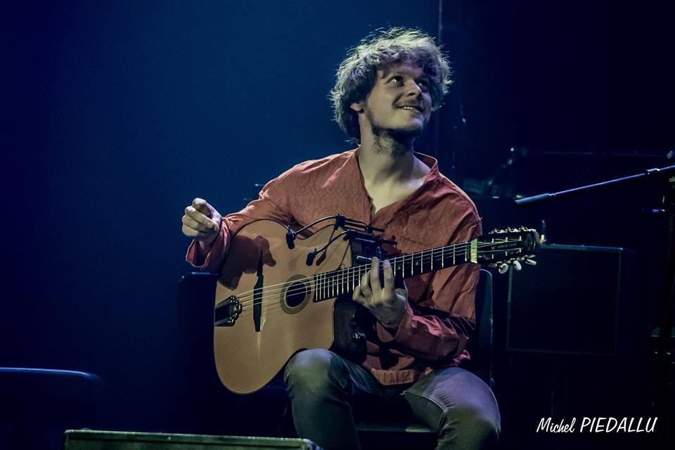 Jean Guyomarc'h sur scène avec sa guitare